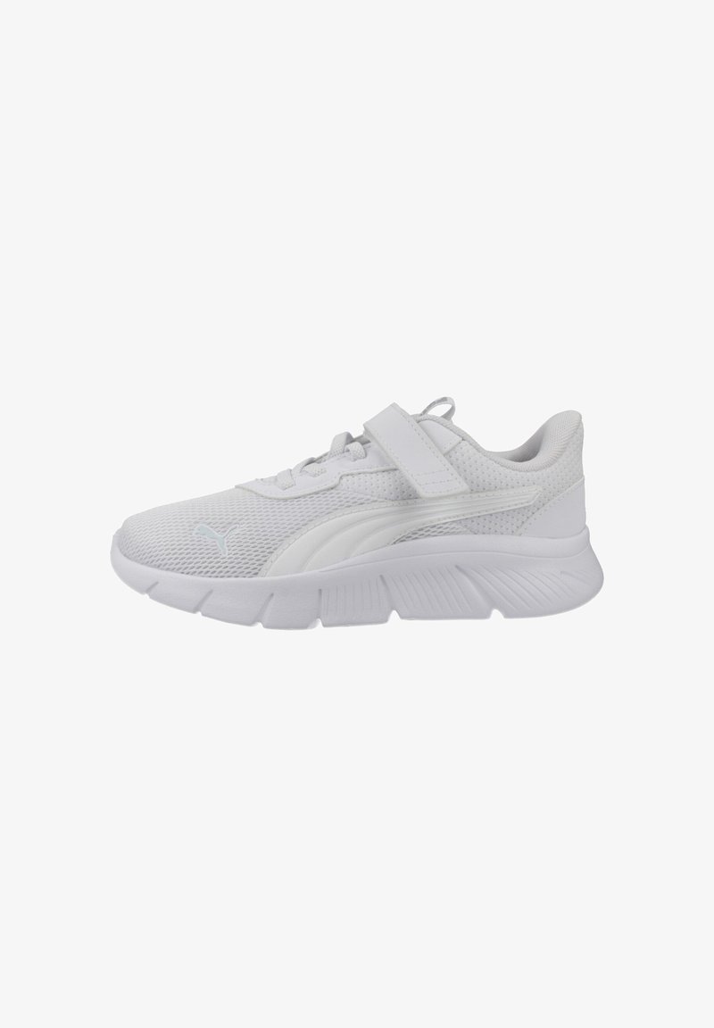 Baskets de sport blanches avec dessus en mesh, bande auto-agrippante, semelle coussinée et un logo discret sur le côté, conçues pour le confort et le soutien.