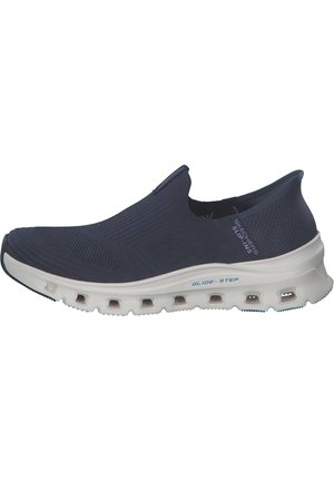 Marinefarbene Slip-On-Sneaker mit strukturiertem Strick-Obermaterial, weißer gepolsterter Sohle mit Belüftungsöffnungen und blauer "GLIDE-STEP"-Akzentuierung an der Seite.