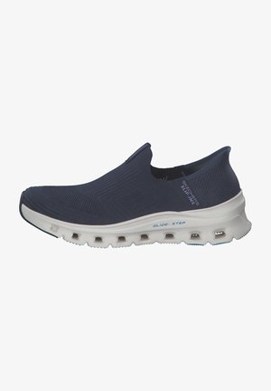 Sneaker navy senza lacci con tomaia in maglia testurizzata, suola bianca imbottita con fori di ventilazione e accentuazione blu "GLIDE-STEP" sul lato.