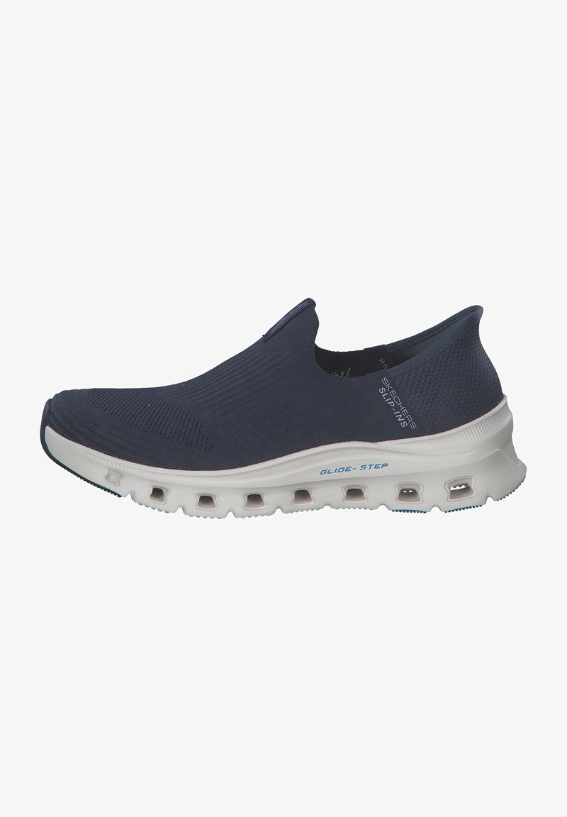 Baskets slip-on navy avec dessus en tricot texturé, semelle blanche rembourrée avec trous d'aération et accent bleu "GLIDE-STEP" sur le côté.