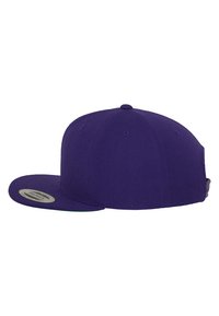 Căciulă snapback purpurie cu margine plată, material texturat și orificii de ventilație. Are un etichetă de marcă pe partea interioară a marginii.