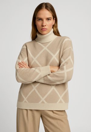 Maglione beige a collo alto con motivo a diamante diagonale color crema, texture morbida, colletto e polsini a coste, e vestibilità comoda.