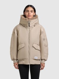 Beige vadderad jacka med en stor huva fodrad med päls, två framfickor, ribbade mudd och dragkedjestängning, i en boxig design.