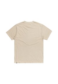 Beige tričko s krátkým rukávem vyrobené z měkké tkaniny. Má kulatý výstřih, rovný lem a žádné viditelné vzory či grafiku.