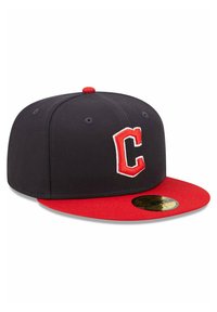 Cappello nero con visiera rossa, caratterizzato da un logo "C" ricamato in bianco. Design strutturato con texture liscia e visiera piatta.
