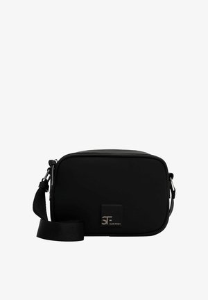 Czarna torba na ramię wykonana z trwałej tkaniny. Prostokątny kształt o gładkiej fakturze, wyposażona w srebrne logo i regulowany pasek.