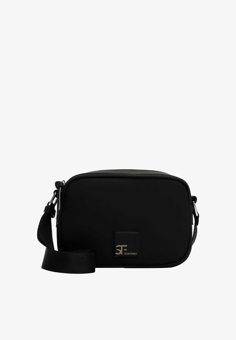 Czarna torba na ramię wykonana z trwałej tkaniny. Prostokątny kształt o gładkiej fakturze, wyposażona w srebrne logo i regulowany pasek.