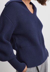 NA-KD Sweter