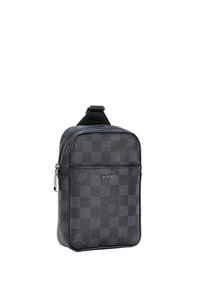 Tmavě šedá kostičkovaná taška z texturovaného materiálu se zipovým uzávěrem, která má logo a závěsnou smyčku na vrchu.