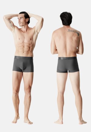 Caleçons boxers gris foncé avec une texture douce, dotés d'une taille élastique noire embossée du mot "cardin". Vues de devant et de derrière montrées.
