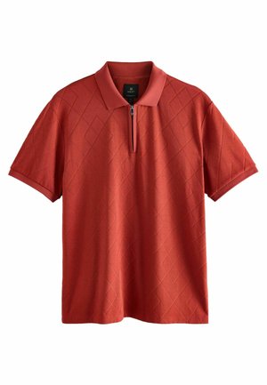 Rotes kurzärmliges Poloshirt mit einem Diamantmuster, Reißverschlusskragen und weicher Textur. Zeigt eine gleichmäßige Farbe mit einem lockeren Schnitt.