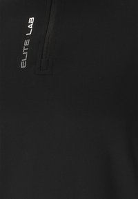 Sort zip-neck top lavet af strækstof; har et slankt design med et reflekterende 'ELITE LAB' logo på venstre side.