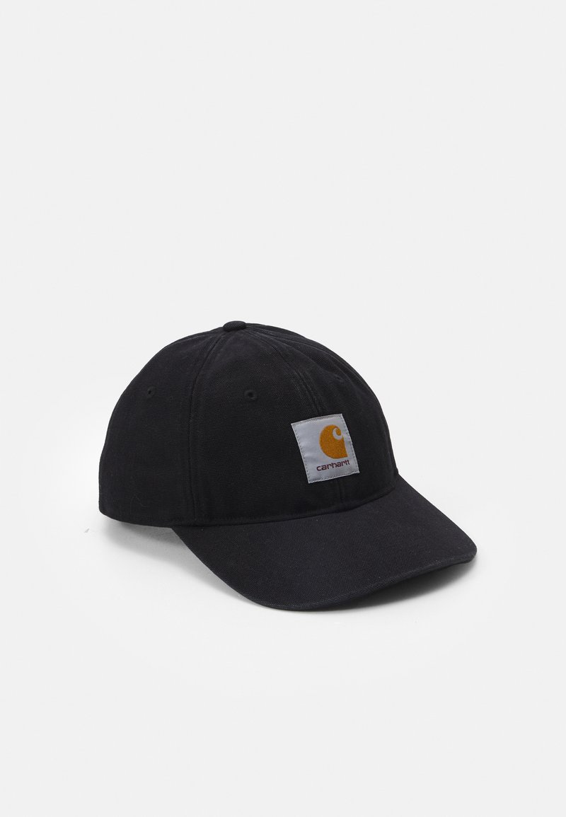 Gorra de béisbol negra hecha de tela de sarga, con un visera curva y un parche de logo en naranja y blanco en la parte frontal.