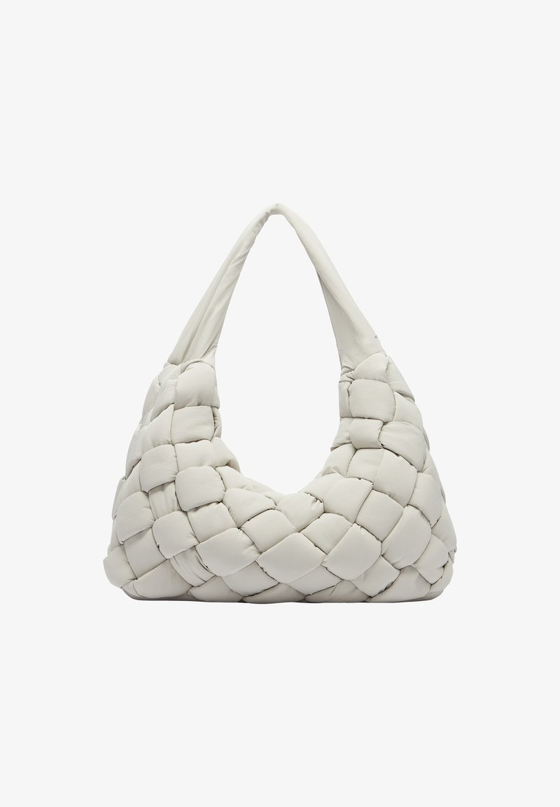 Weiße, gewebte Tasche mit einer weichen, gepolsterten Textur und einer einzigartigen, abgerundeten Form. Sie verfügt über einen einzigen, dicken Tragegriff.