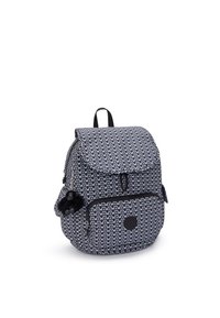 Mochila con un patrón en blanco y negro, con una tapa, un bolsillo frontal con cremallera, un bolsillo lateral que presenta un pompón negro y correas para los hombros ajustables.