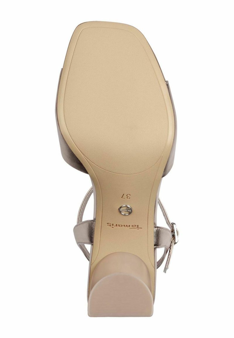Sandale à talon avec une semelle beige, tige métallique et bride de cheville étroite. Présente une texture lisse et un marquage subtil sur la semelle.