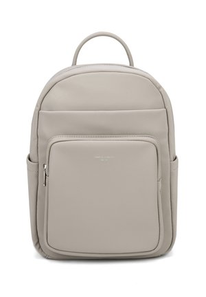 Zaino minimalista grigio chiaro con tasca frontale con cerniera, scomparti laterali e maniglia superiore, mostrato su sfondo bianco.