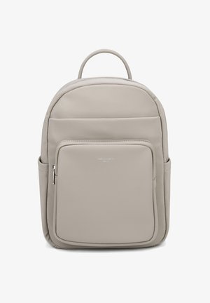 Hellgrauer minimalistischer Rucksack mit Frontreißverschlusstasche, seitlichen Fächern und Tragegriff oben, gezeigt vor weißem Hintergrund.