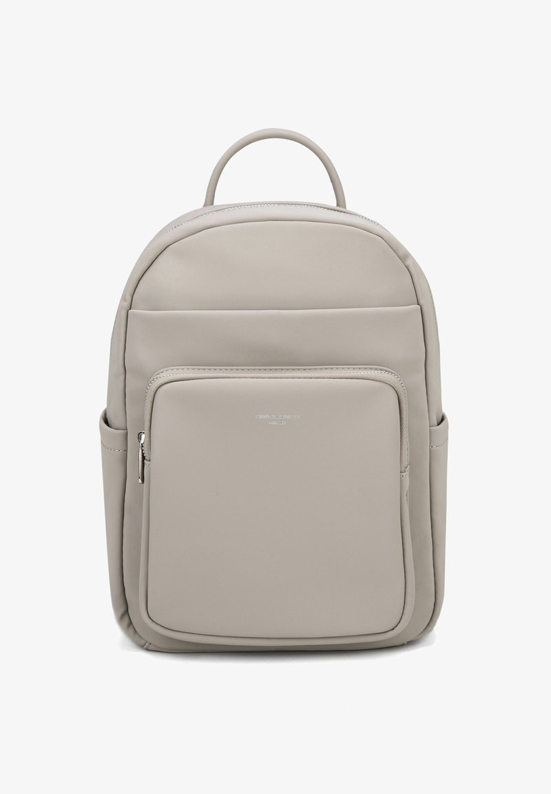Sac à dos minimaliste gris clair avec poche zippée à l'avant, compartiments latéraux et poignée supérieure, présenté sur fond blanc.