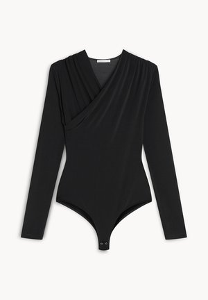 Czarny bodysuit z długim rękawem i drapowanym detalem z przodu, wykonany z miękkiego materiału, z zapięciem na snapy na dole oraz dopasowanym fasonem.