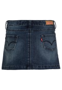 Džínová mini sukně v tmavě modré barvě s roztrhaným lemem, dvěma zadními kapsami s křivkovým šitím a koženou nášivkou s logem na pase.