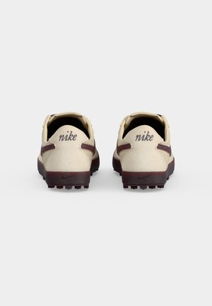 Nike Astro Grabber Leather SE Light Cream Burgundy Crush (Women's) — foto 4