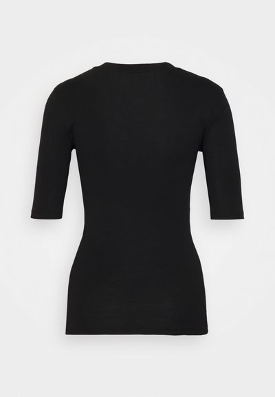 Juodas, prigludęs medvilnės marškinėliai, turintys trumpas rankoves ir apvalų iškirpimą. Lygus paviršius be matomų raštų ar akcentų.