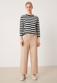 s.Oliver BLACK LABEL REGULAR WIDE LEG - Stoffhose - sandstein