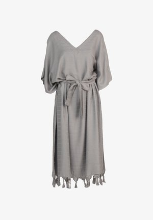 Grijze, textuur-rook jurk met een v-hals, korte mouwen en een tailleband. Heeft een zoom met franjes en een ontspannen, vloeiende vorm.