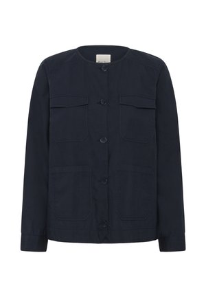 Veste manches longues bleu marine foncé avec col rond, quatre boutons sur le devant, deux poches à rabat sur la poitrine et deux poches plaquées inférieures.