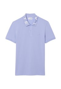 Lichtpaarse polo van zacht materiaal, met een geribde kraag waarop "LACOSTE" gedrukt staat, drie knopen en een klein logo op de borst.