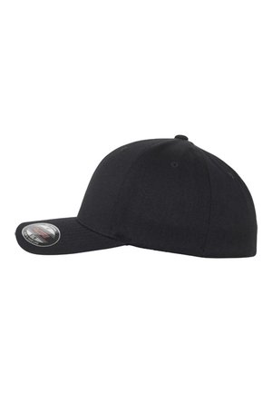 Casquette de baseball noire ajustée avec une visière incurvée et des trous de ventilation, vue de côté sur fond blanc.