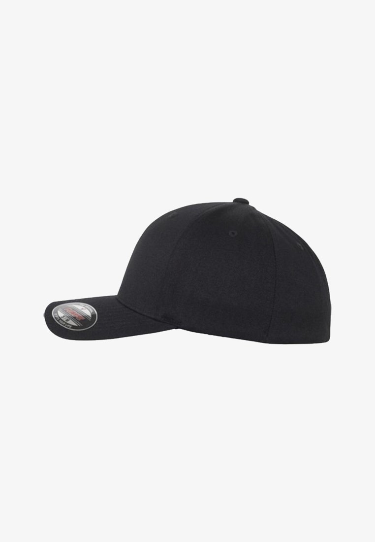 Casquette de baseball noire ajustée avec une visière incurvée et des trous de ventilation, vue de côté sur fond blanc.