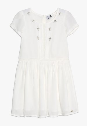 Hvid kortærmet kjole med rynket nederdel, lodret blondekant, sølvfuglebroderi på bryst og skuldre samt lynlås i ryggen.