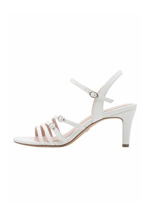Weiße Sandalen mit Absatz und glattem Lederfinish, ausgestattet mit mehreren schmalen Riemen und runden Schnallenakzenten am verstellbaren Knöchelriemen.