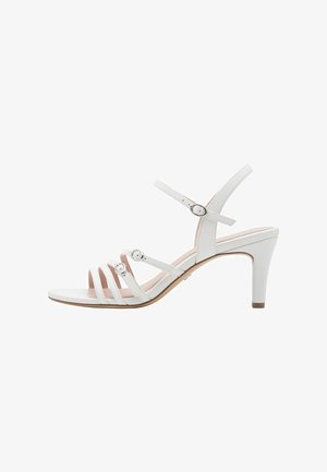 Hvide hælede sandaler med en glat læderfinish, der har flere smalle stropper og cirkulære spændeaccenter på den justerbare ankelrem.