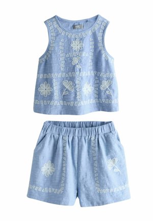 Barnets lyseblå ærmeløse top og shorts med elastisk talje med hvid blomsterbroderi og struktureret stof.