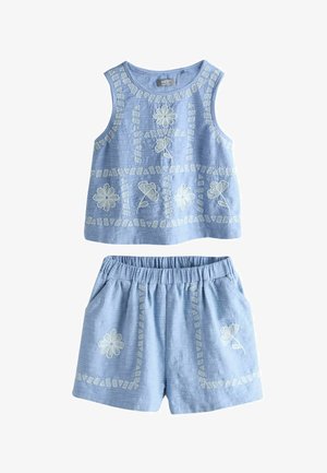 Hellblaues ärmelloses Top und Shorts mit elastischem Bund für Kinder, mit weißer Blumenstickerei und strukturierter Stoff.