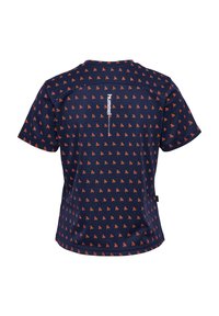 Marinblå kortärmad skjorta med ett upprepat orange mönster. Tillverkad av ett slätt tyg med rund halsringning och en etikett på sidan.