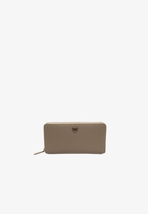 Cartera de cuero beige con una textura suave, forma rectangular, cierre con cremallera y un acento de logo en tono dorado en el frente.