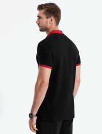 Černé polo tričko s červeným límcem a akcenty na rukávech, s rovnými lemy a krátkými rukávy. Materiál vypadá hladce a přiléhavě.