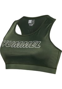 Crop top atletico verde realizzato in tessuto morbido, con scollatura tondeggiante, design a schiena scoperta e un audace logo bianco "HUMMEL" sulla parte frontale.