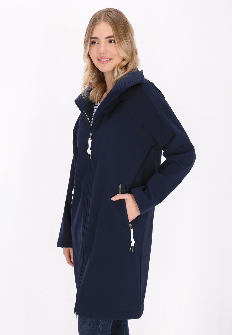 Cappotto softshell blu navy con zip frontale, cappuccio, due tasche laterali e dettagli con cordini bianchi; texture liscia e design di media lunghezza.