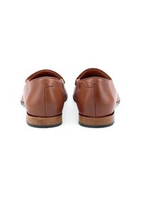 Bruine leren loafers met een gladde textuur, ronde neus en lage houten hak. De achteraanzicht toont de stiksels en minimalistische ontwerpdetails.