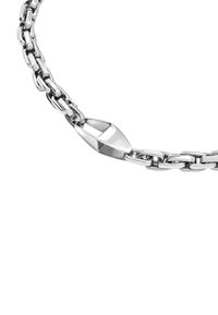 Sølv metal kædearmbånd med ovale led, der har en elegant hummerlås. Poleret overflade med glat tekstur og ensartet glans.