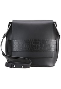 Černá kožená kabelka přes rameno s akcentovaným páskem s krokodýlí texturou, magnetickým uzávěrem, nastavitelým popruhem a stříbrnými kovovými detaily.
