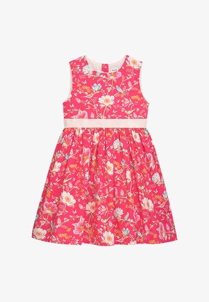 Florales Kleid mit einem leuchtend pinken Hintergrund, ärmellosem Design, weißem Taillenband und einem durchgängigen Muster aus Blumen und Vögeln.