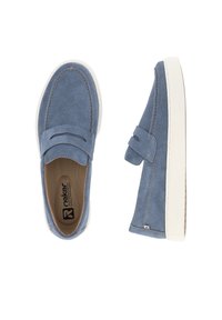 Blauwe suède instappers met een witte rubberen zool, voorzien van een decoratieve band over de bovenkant en een zachte bruine binnenvoering.