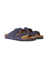 Navy plave suede sandale s dva podesiva remena s kopčama, korkovim uloškom i teksturiranim gumenim đonom.