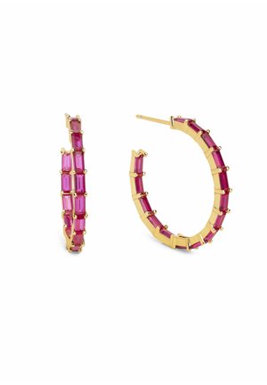 Sæt med gyldne øreringe i form af hoops, prydet med rektangulære lyserøde ædelstene i en kontinuerlig række, hvor den ene vises fra siden og den anden vinklet for at vise låse-posten.